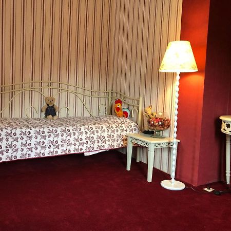 Chateau Les Tourelles Bertrix Bagian luar foto