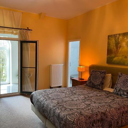 Chateau Les Tourelles Bertrix Bagian luar foto