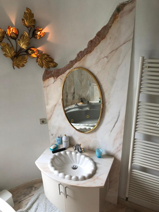 Chateau Les Tourelles Bertrix Bagian luar foto
