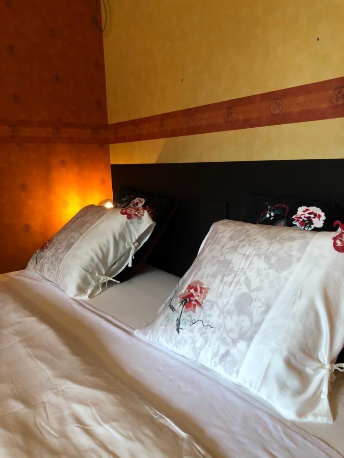 Chateau Les Tourelles Bertrix Bagian luar foto
