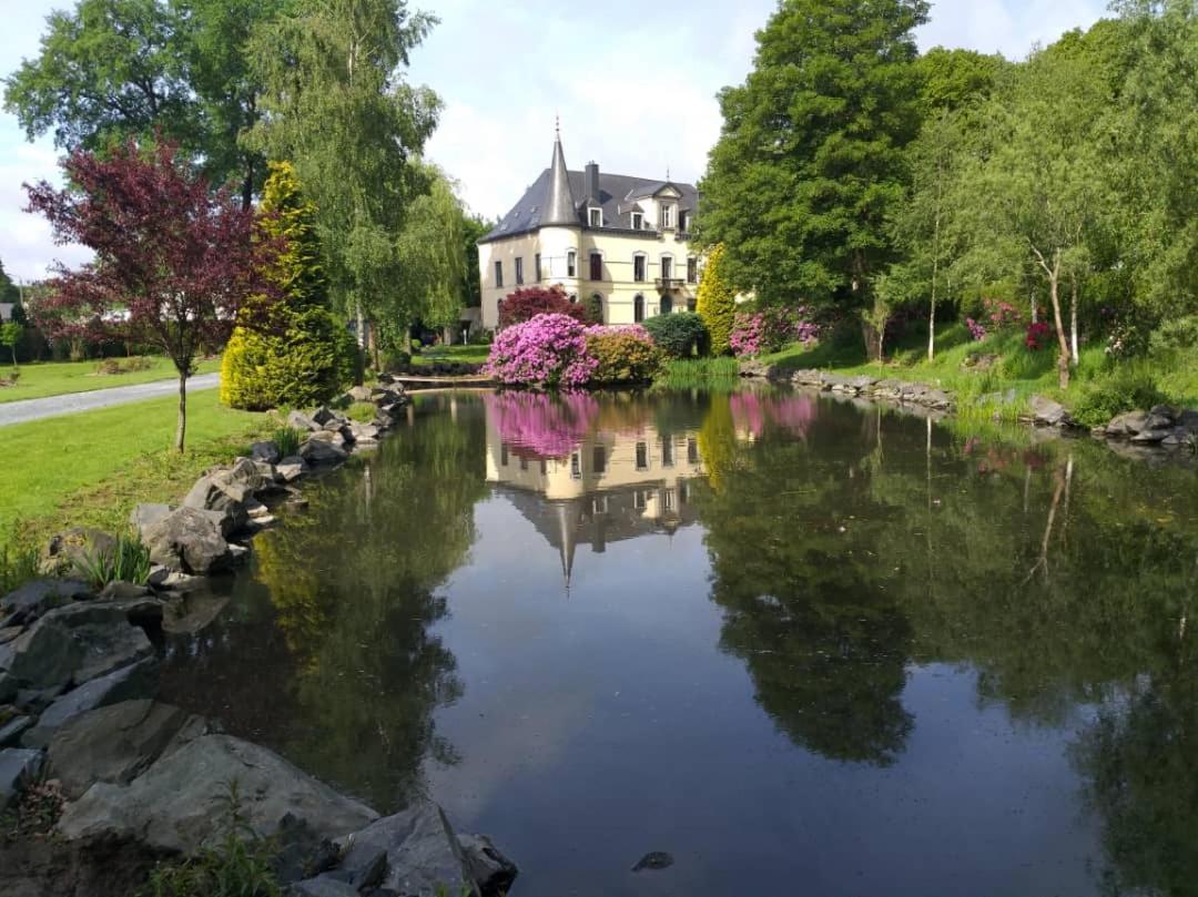 Chateau Les Tourelles Bertrix Bagian luar foto