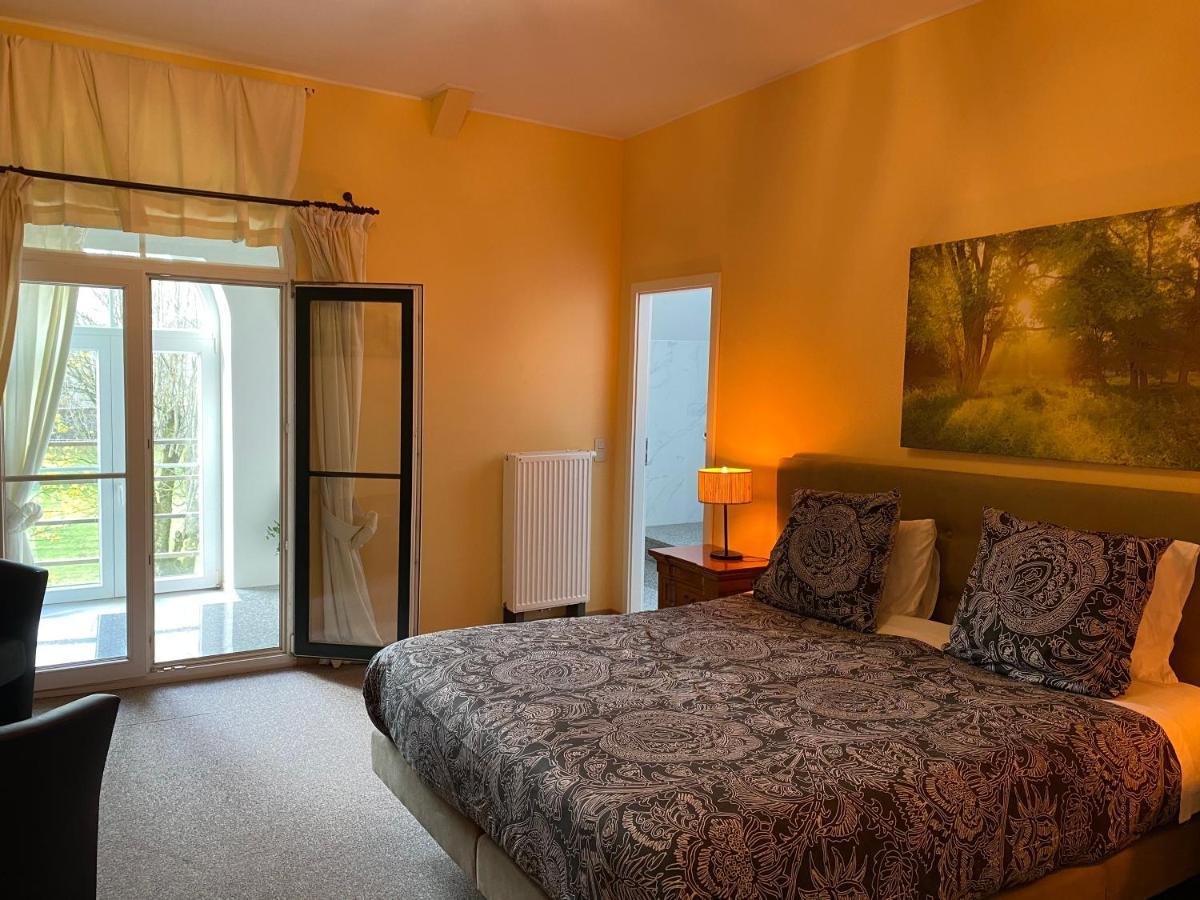 Chateau Les Tourelles Bertrix Bagian luar foto